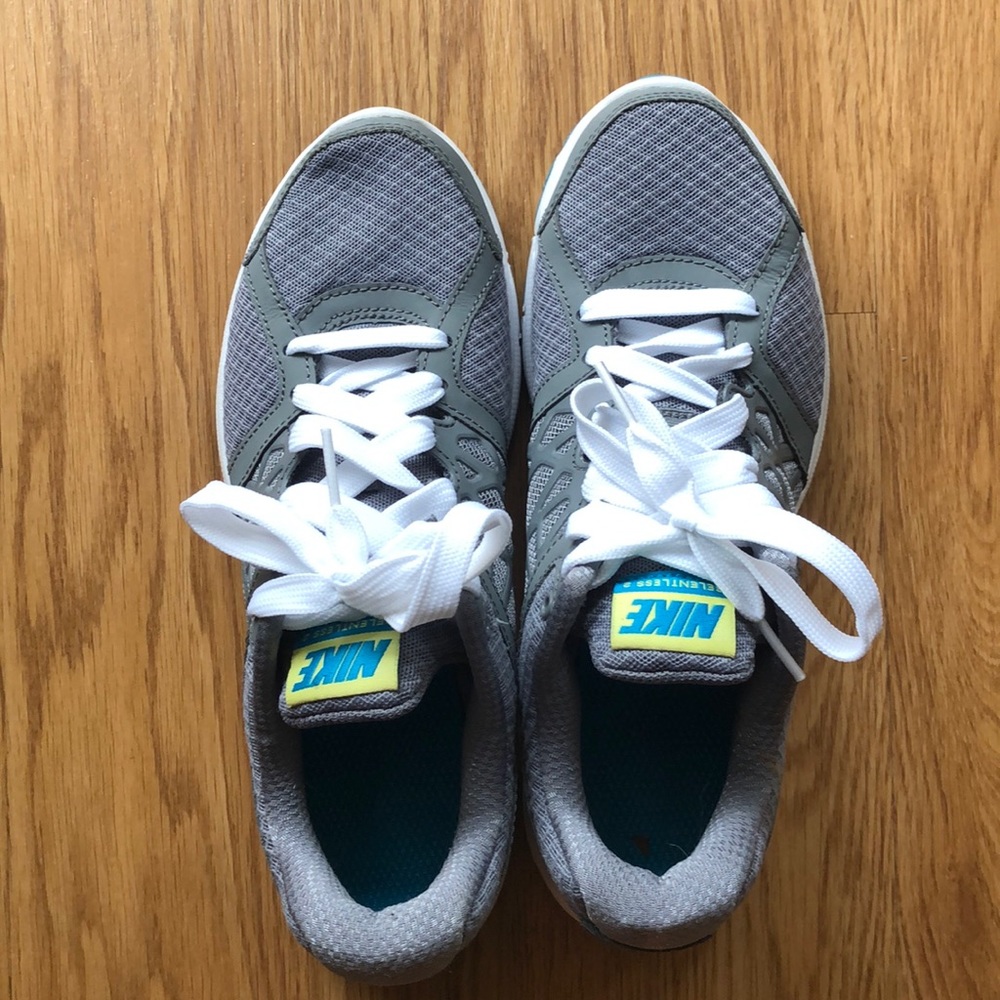 NWOT Women’s Nike Sneakers